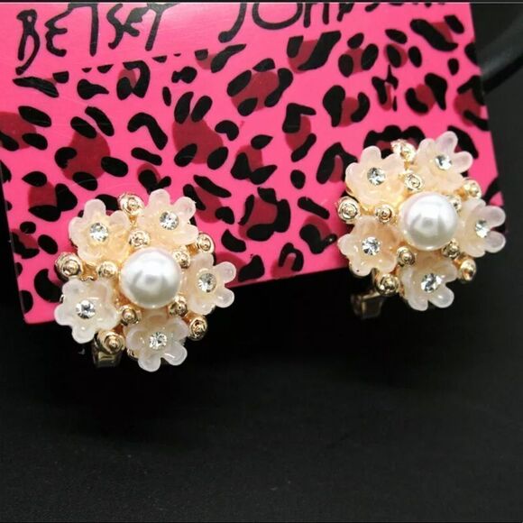 BJ PEARL FLOWER EARRINGS NWT - Picture 3 of 3